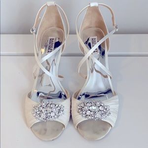Badgley Mischka White Wedding Wedges Size 11